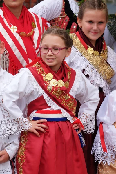 Halk Kostümleri Giymiş Kız Stitar Şükran Günü Ayin Kiliseye Gitmek — Stok fotoğraf