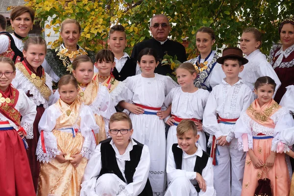 Les Gens Vêtus Costumes Folkloriques Vont Église Lors Messe Thanksgiving — Photo