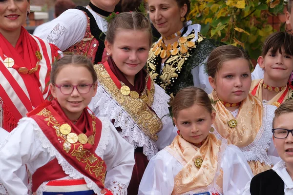 Mädchen Tracht Gehen Die Kirche Bei Der Messe Erntedankfest Stich — Stockfoto