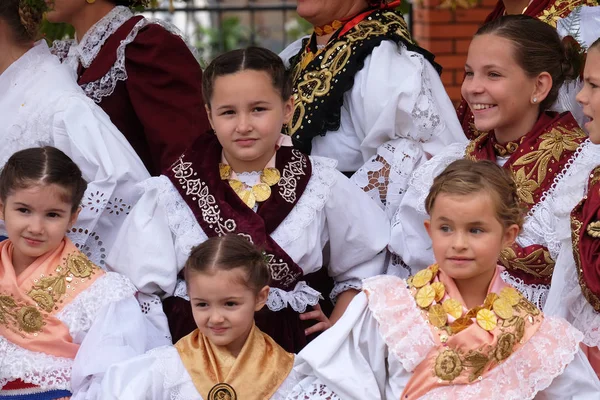 Dziewczyny Ubrane Stroje Ludowe Idą Kościoła Mszy Dniu Dziękczynienia Stitar — Zdjęcie stockowe