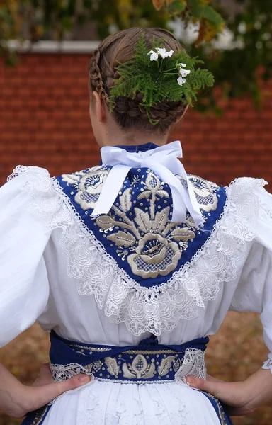 Niña Vestida Con Disfraces Populares Iglesia Misa Del Día Acción — Foto de Stock