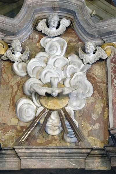 Spirito Santo Circondato Angeli Statua Sull Altare Maggiore Nella Chiesa — Foto Stock