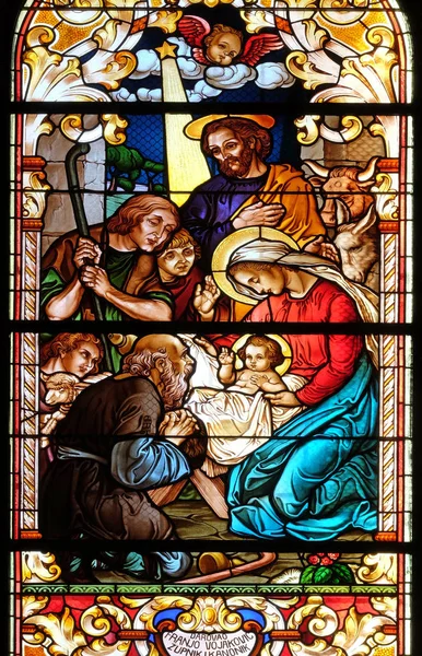 ナティビティシーン 羊飼いの崇拝 ザグレブのバプテスマ教会の聖ヨハネのステンドグラスの窓 クロアチア — ストック写真