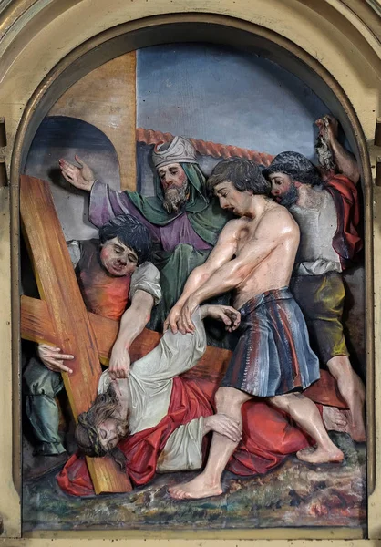 十字架的第三站 耶稣第一次跌倒 圣约翰浸信会教堂在萨格勒布 克罗地亚 — 图库照片