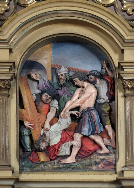 十字架の第3駅 イエスは最初に落ちる ザグレブ クロアチアのバプテスマ教会聖ヨハネ — ストック写真