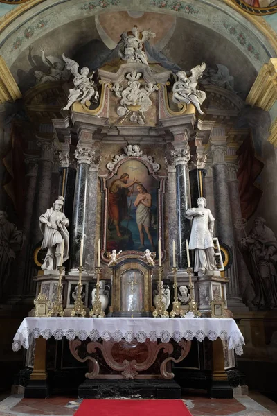 克罗地亚萨格勒布浸信会圣约翰教堂的主祭坛 — 图库照片