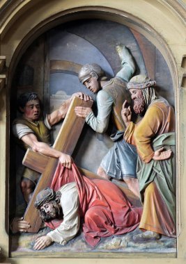 7. Haç İstasyonları, İsa ikinci kez düşüyor, Zagreb'de Saint John Baptist kilise, Hırvatistan