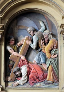 7. Haç İstasyonları, İsa ikinci kez düşüyor, Zagreb'de Saint John Baptist kilise, Hırvatistan