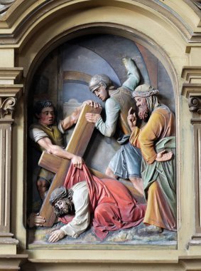 7. Haç İstasyonları, İsa ikinci kez düşüyor, Zagreb'de Saint John Baptist kilise, Hırvatistan