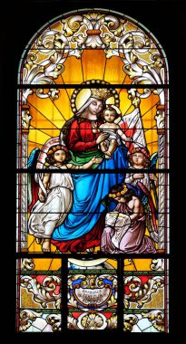 Bebek İsa ve Melekler ile Bakire Meryem, Zagreb Saint John Baptist kilisede vitray pencere, Hırvatistan