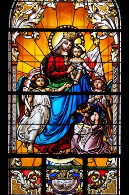 Bebek İsa ve Melekler ile Bakire Meryem, Zagreb Saint John Baptist kilisede vitray pencere, Hırvatistan