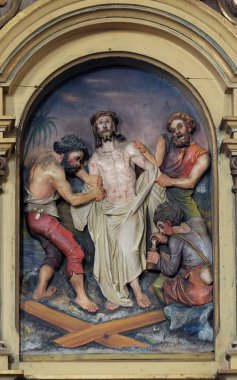 10. Haç İstasyonları, İsa'nın giysileri çıkarılır, Zagreb'deki Vaftizci Aziz Yahya kilisesi, Hırvatistan