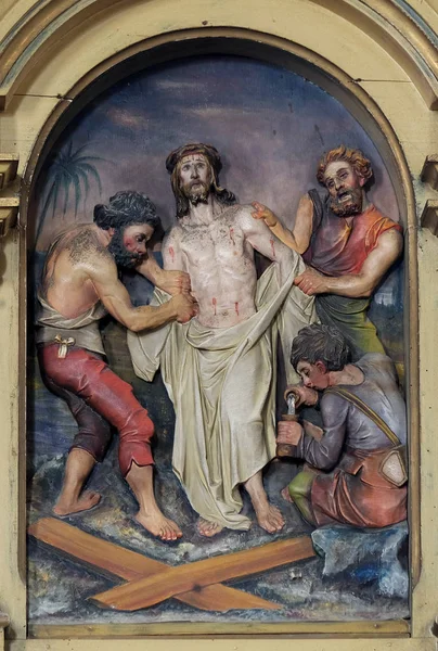 十字架の第10駅 イエスは彼の衣服 ザグレブ クロアチアのバプテスマ教会聖ヨハネを取り除かれます — ストック写真