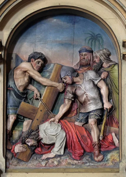 9. Haç İstasyonları, İsa üçüncü kez düşüyor, Zagreb'de Vaftizci Aziz Yahya kilisesi, Hırvatistan