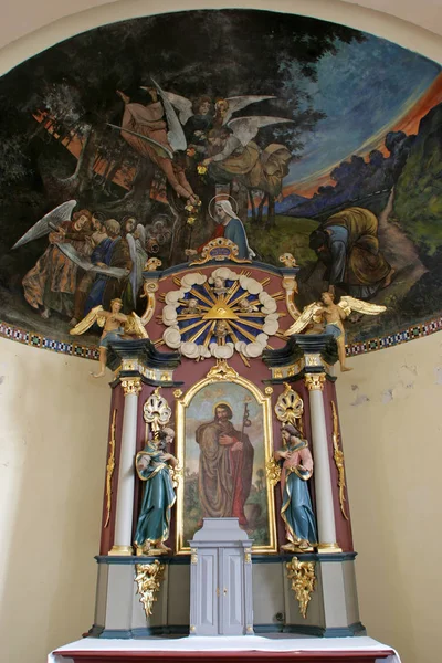 克罗地亚伊万尼奇格拉德圣詹姆斯教堂的主祭坛 — 图库照片