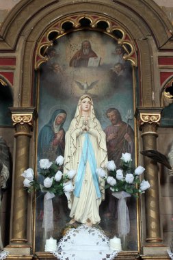 Lourdes Leydisi, Lijevi Dubrovcak, Hırvatistan'daki Aziz Nikolaos Kilisesi'nde Kutsal Aile'nin sunağında ki heykel