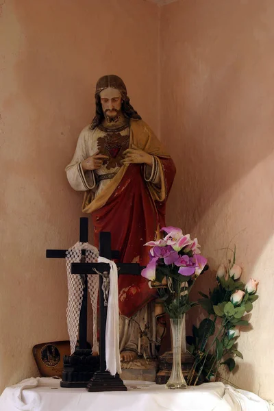 克罗地亚诺西克塞洛圣灵教堂的圣心耶稣雕像 — 图库照片