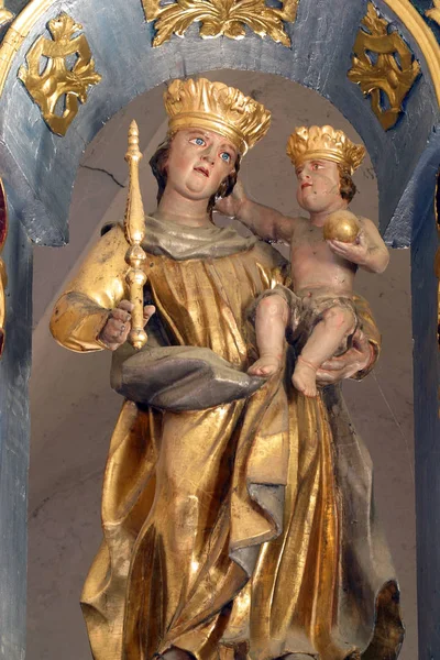 圣母玛利亚与婴儿耶稣 雕像在三王教堂在科明 克罗地亚主祭坛 — 图库照片