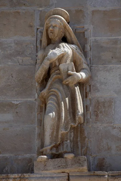 Jungfrau Maria Statue Auf Dem Portal Der Kirche Mariä Himmelfahrt — Stockfoto