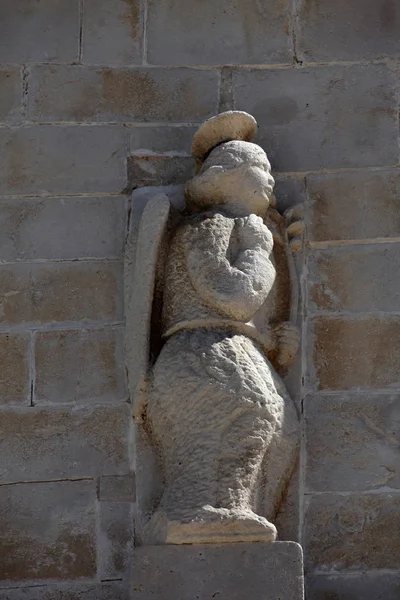 大天使加布里埃尔 在克罗地亚帕格圣母升天教堂的门户上的雕像 — 图库照片