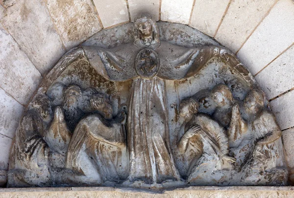 Schutzmantel Madonna Statue Auf Dem Portal Der Kirche Mariä Himmelfahrt — Stockfoto