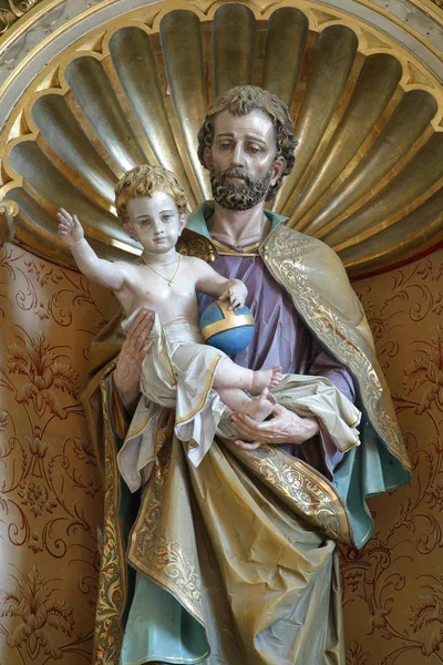 聖ヨセフは 子ジュウア ルルドの聖母の教会で聖ヨセフの祭壇に彫像 バリロビッチキスコヴァツ クロアチアの聖ヨセフ — ストック写真
