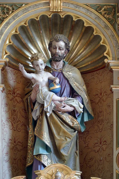 聖ヨセフは 子ジュウア ルルドの聖母の教会で聖ヨセフの祭壇に彫像 バリロビッチキスコヴァツ クロアチアの聖ヨセフ — ストック写真