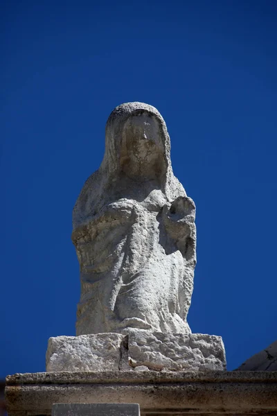 悲伤之母 克罗地亚帕格圣母升天教堂的门户上的雕像 — 图库照片