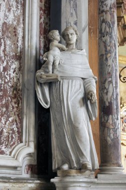 Saint John Zagreb, Hırvatistan Baptist kilisesinde Assisi Aziz Francis sunak üzerinde Padua Aziz Anthony heykeli