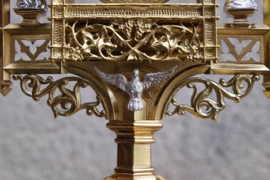 Kutsal Ruh Kuşu, monstrance detayı, Stitar'daki Aziz Matthew Kilisesi, Hırvatistan