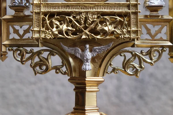 Kutsal Ruh Kuşu, monstrance detayı, Stitar'daki Aziz Matthew Kilisesi, Hırvatistan