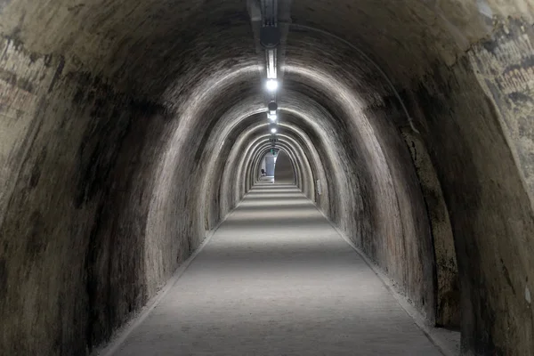 トンネルGricは旧市街 観光名所の下でWw2です クロアチア ザグレブで ウォーキングや展覧会のために改装され オープン — ストック写真