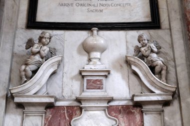 Melekler, Karadağ 'ın Kotor kentindeki Aziz Clare Katolik Kilisesi' nin yüksek sunağında heykel