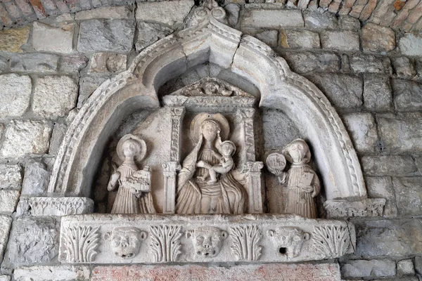 Jungfrau Maria Mit Jesuskind Und Heiligen Detail Des Großen Tores — Stockfoto