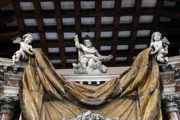 父なる神 モンテネグロのコトルにある聖クレアのカトリック教会の高祭壇の像 — ストック写真