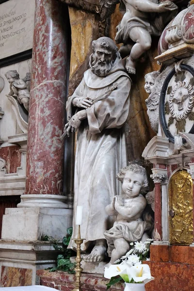 聖フランシスコ コトル モンテネグロの聖クレアのカトリック教会の高祭壇の彫像 — ストック写真