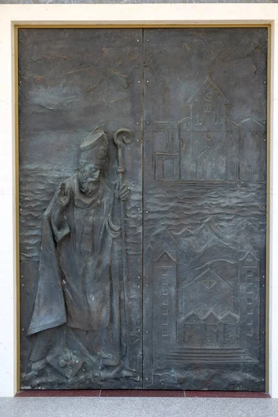 Святой Николай Старыми Новыми Кафтанами Баре Дверь Католической Церкви Святого — стоковое фото