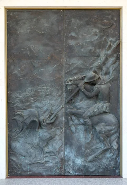 Георгий Убивающий Дракона Дверь Католического Собора Святого Петра Бар Черногория — стоковое фото