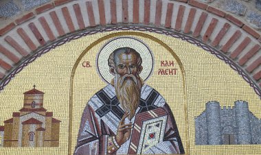 St. Clement, Ohri, Makedonya'daki St. Clement ve Saint Panteleimon kilisesinin girişinde mozaik