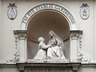Paris'te Chapelle Notre Dame de la Medaille Miraculeuse dışında St Catherine ve Meryem Heykeli, Fransa
