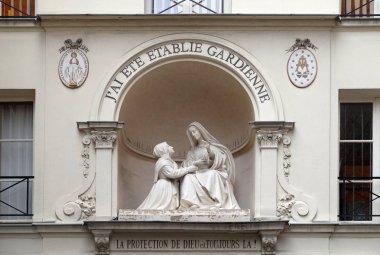 Paris'te Chapelle Notre Dame de la Medaille Miraculeuse dışında St Catherine ve Meryem Heykeli, Fransa