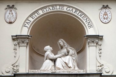 Paris'te Chapelle Notre Dame de la Medaille Miraculeuse dışında St Catherine ve Meryem Heykeli, Fransa