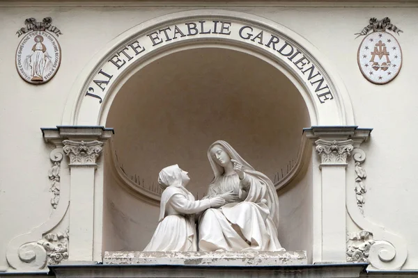 Paris'te Chapelle Notre Dame de la Medaille Miraculeuse dışında St Catherine ve Meryem Heykeli, Fransa
