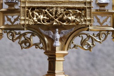 Kutsal Ruh Kuşu, monstrance detayı, Stitar'daki Aziz Matthew Kilisesi, Hırvatistan
