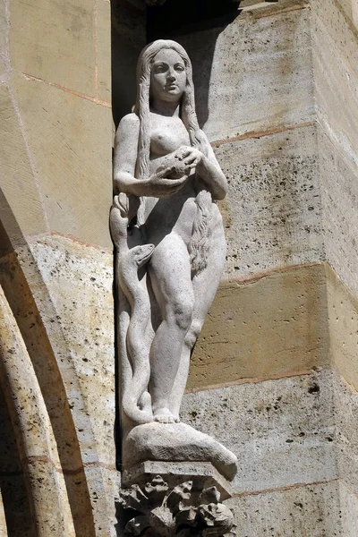 与蛇的夏娃 德国罗滕堡奥德陶伯圣詹姆斯教堂外墙的雕像 — 图库照片