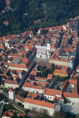 Zagreb Panoraması ile Hırvatistan 'ın Zagreb kentinde St Mark Kilisesi