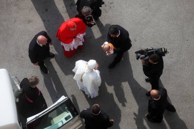 Papa Benedict Zagreb Katedrali 'nin girişinde bir çocuğu kutsuyor