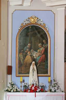 Hırvatistan 'ın Cirkvena kentinde Kutsal Bakire Meryem' in Ziyareti Kilisesi 'ndeki Üç Kral Sunağı