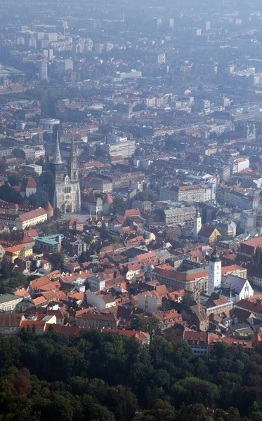 Zagreb Panoraması Ile Hırvatistan Zagreb Kentinde Bakire Meryem Varsayımı Katedrali — Stok fotoğraf