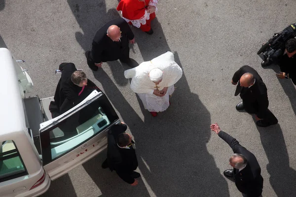 Papa Bento Xvi Entra Catedral Zagreb — Fotografia de Stock